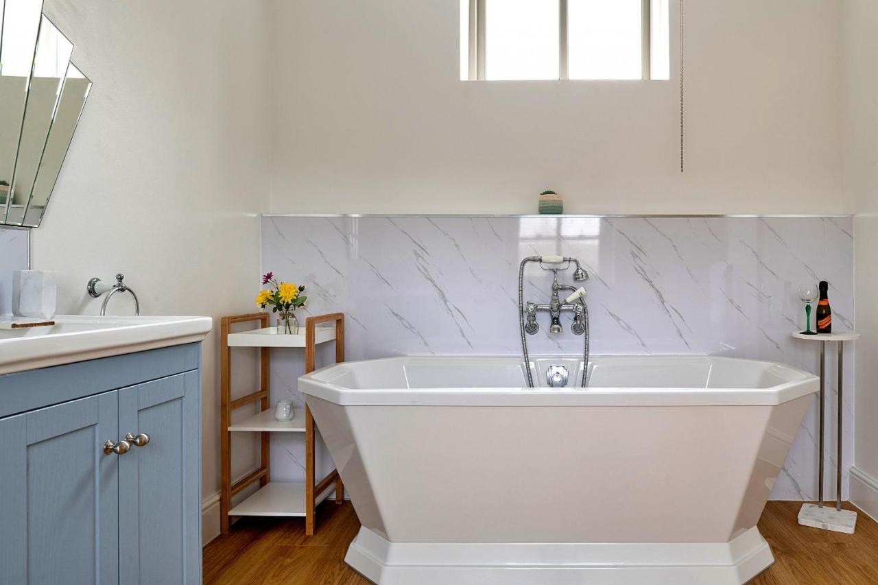 Finest Retreats - Moelis Granary - Luxury Cottage With Hot Tub Llandrillo Экстерьер фото