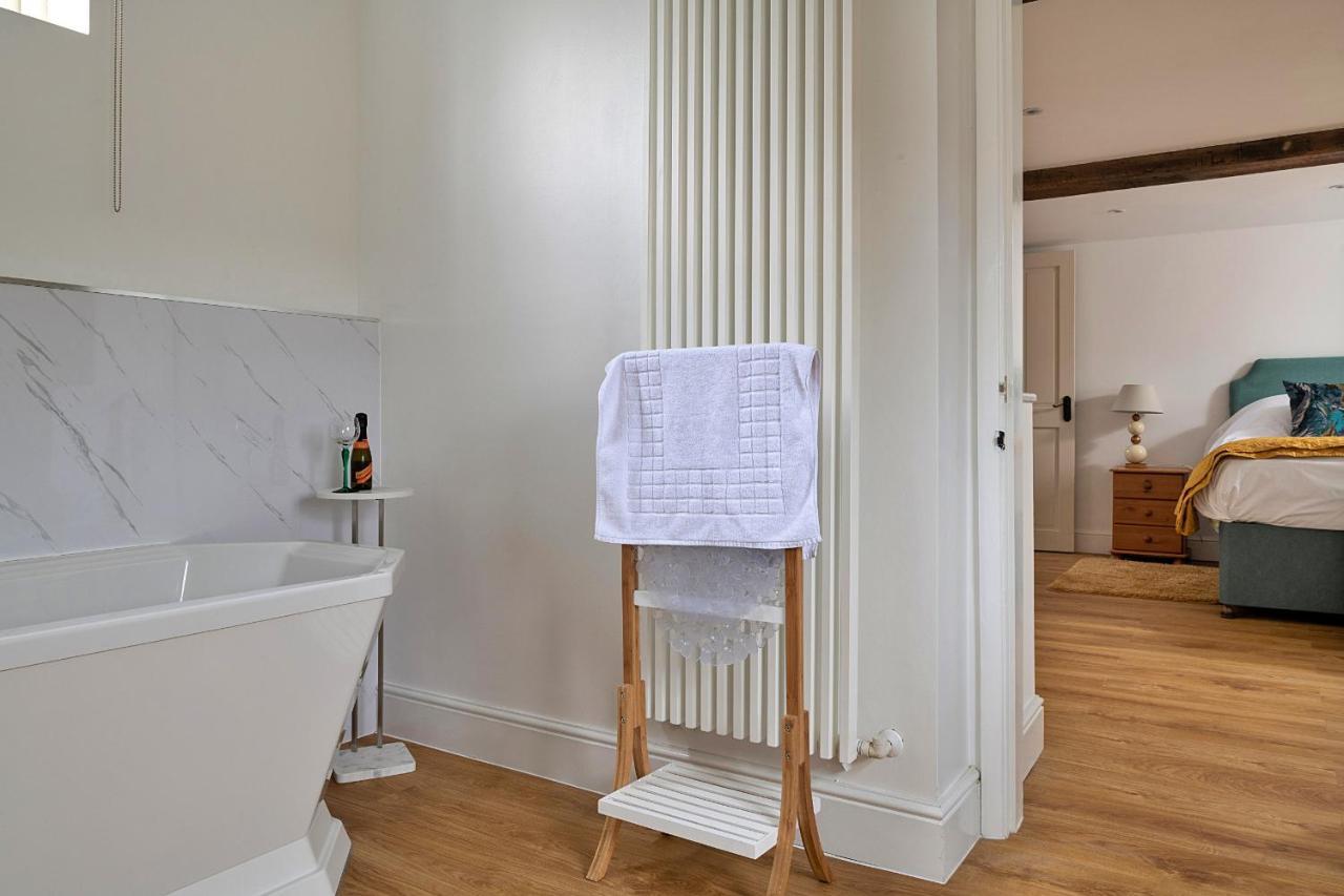 Finest Retreats - Moelis Granary - Luxury Cottage With Hot Tub Llandrillo Экстерьер фото