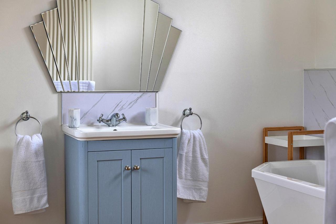 Finest Retreats - Moelis Granary - Luxury Cottage With Hot Tub Llandrillo Экстерьер фото