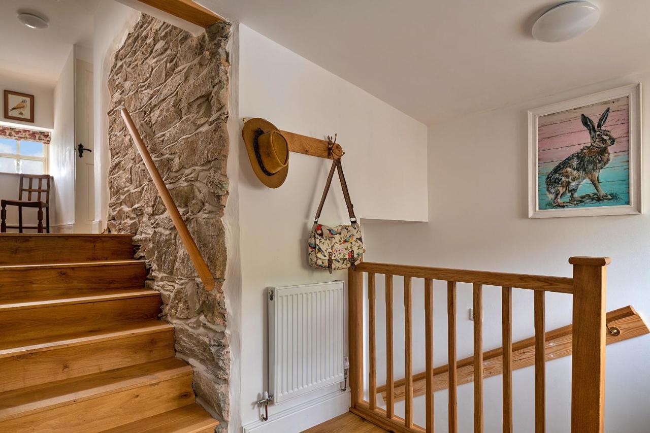 Finest Retreats - Moelis Granary - Luxury Cottage With Hot Tub Llandrillo Экстерьер фото