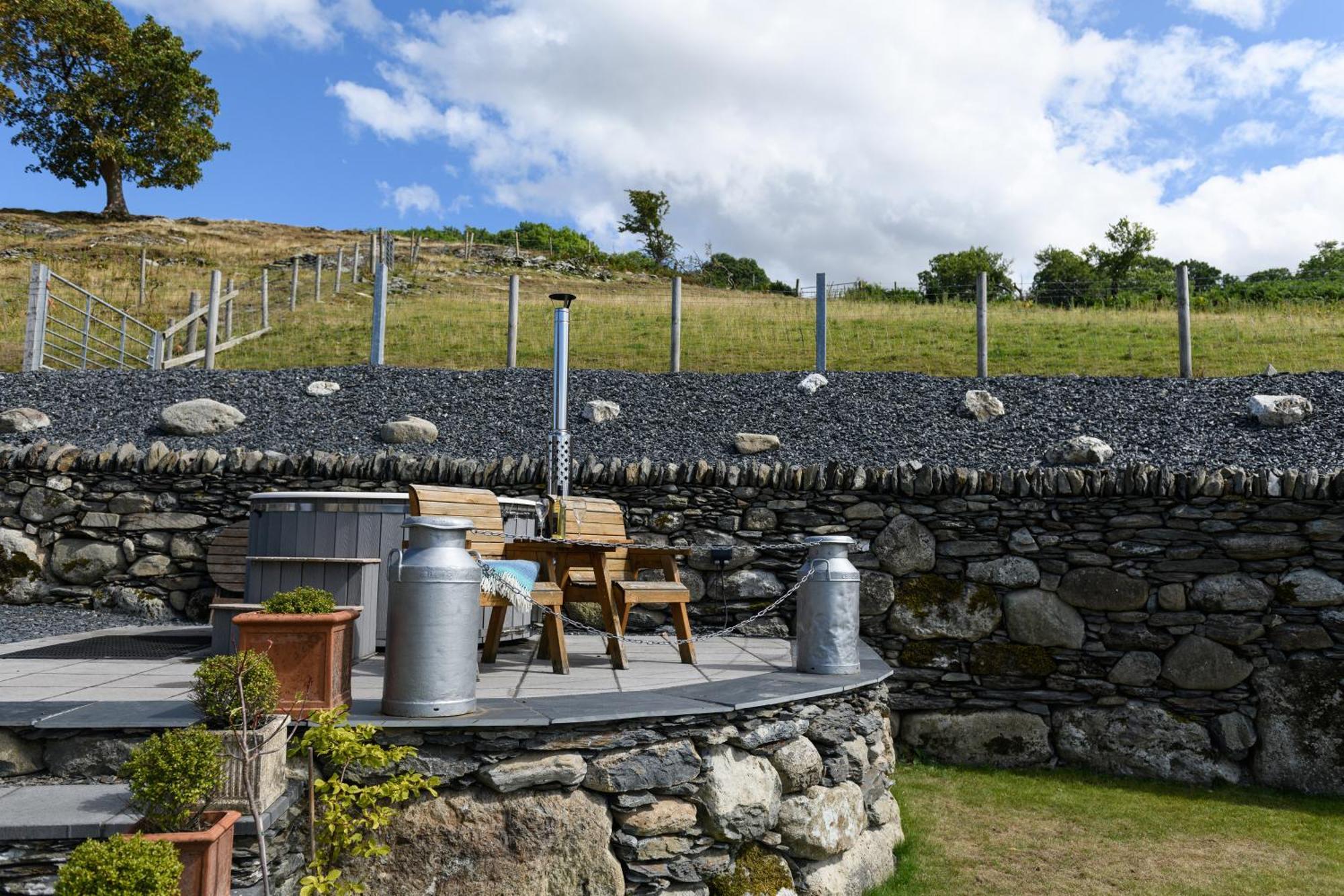 Finest Retreats - Moelis Granary - Luxury Cottage With Hot Tub Llandrillo Экстерьер фото